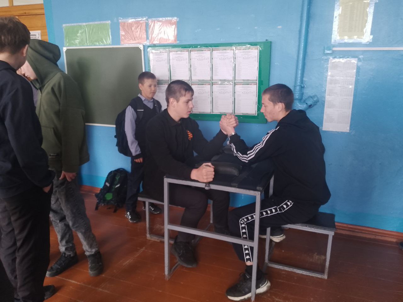 Соревнования по армреслингу.
